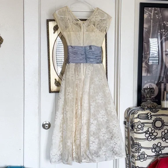 Vintage 1950s Lace garden wedding Dress - Picture 8 of 12